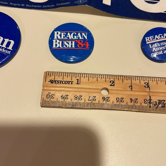 Original presidential Ronald Reagan campaign buttons and bumper stickers - Picture 5 of 8